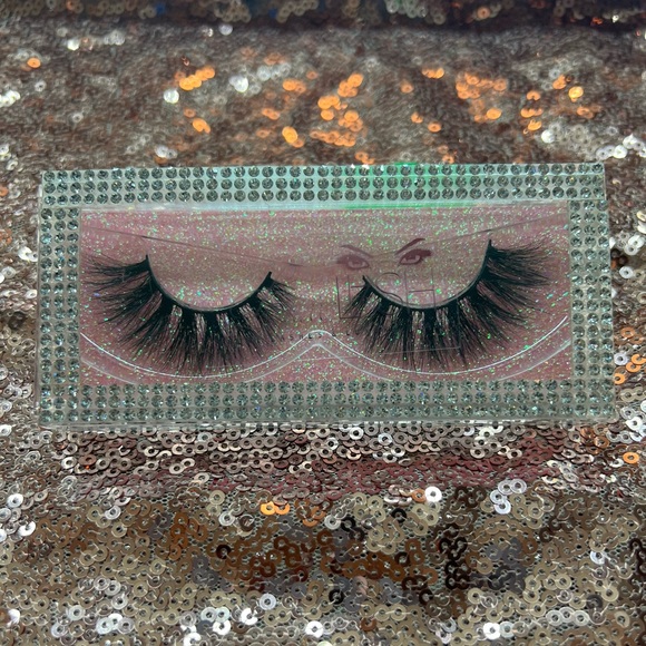 ✨ Luxe Lash✨ - Picture 2 of 5